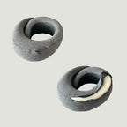 Oreiller de voyage ShoSens® en gris, offrant confort cervical optimal pour toutes vos trajets en avion, voiture ou bureau.